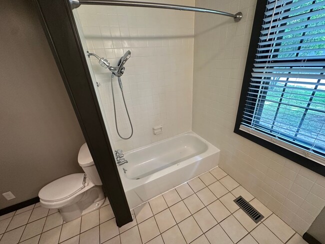 Building Photo - 2 Bed 1 Bath home minutes from everything ...