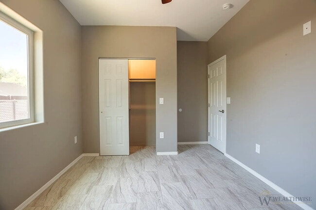 Building Photo - 1349 W Hualpai Rd