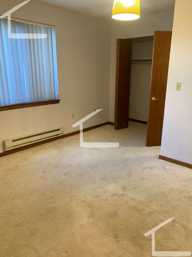 Building Photo - Coolidge Corner 1-Bed with Laundry in Unit...