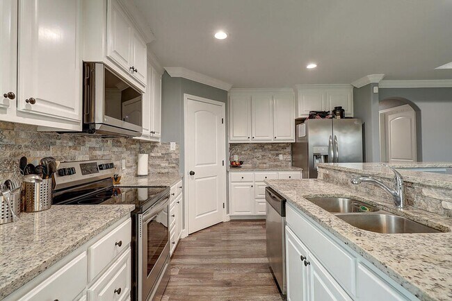 Building Photo - 7202 Lake Melody