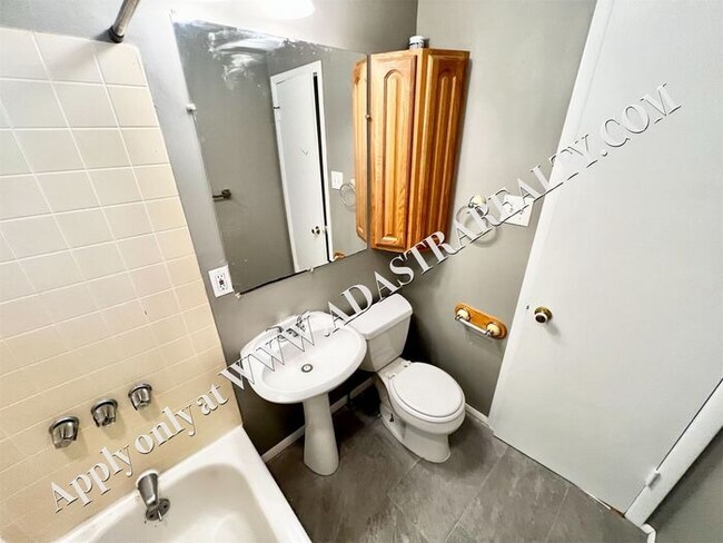 Building Photo - Very Nice 3 bedroom Home in Kansas City, MO-Available in MAY!!