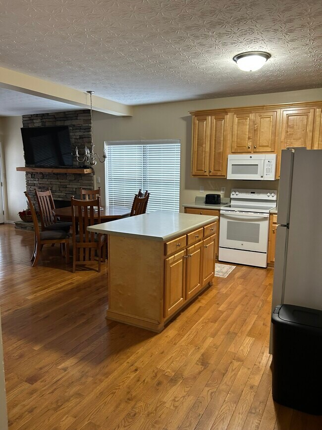 Building Photo - 2615 Rolling River Dr