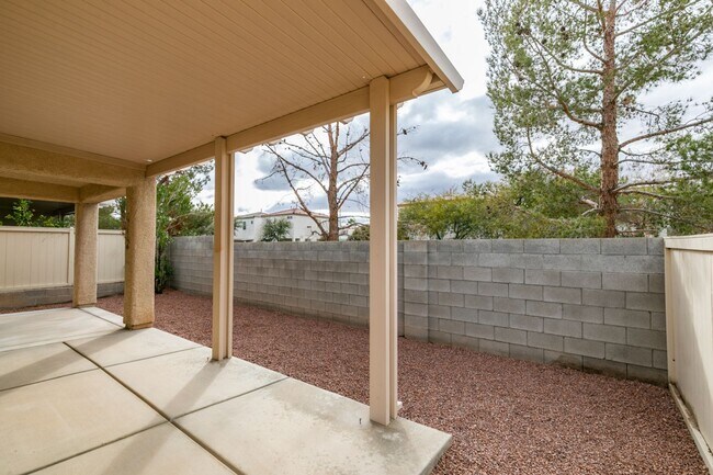 Building Photo - Charming 4 Bedroom, 3 Bathroom Home Near S...