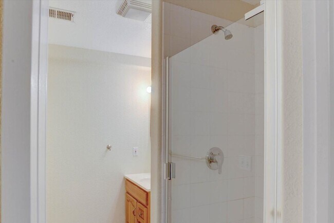 Building Photo - 930 Button Rock Dr