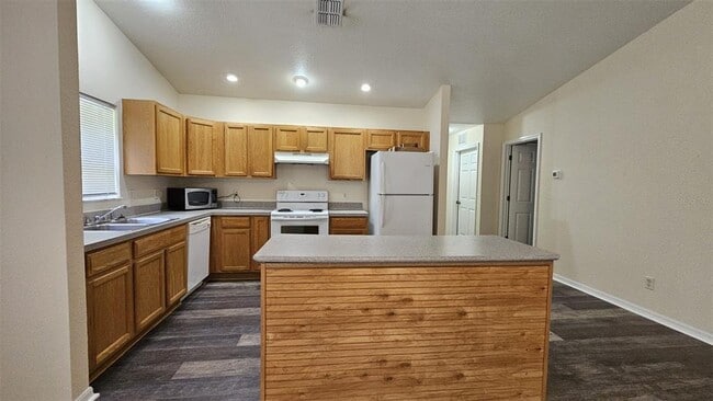 Building Photo - 6300 W Oak Park Blvd