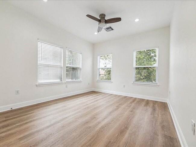 Building Photo - 915 E 37th St