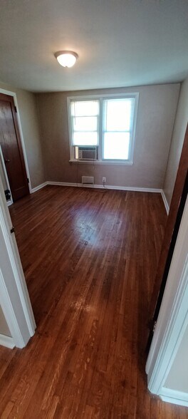 Building Photo - 1224 E Miller St