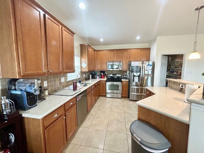 Building Photo - 5 BED/3 BATH GORGEOUS HOUSE FOR LEASE! AVA...