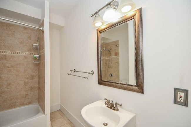 Building Photo - 4625 Pineridge St