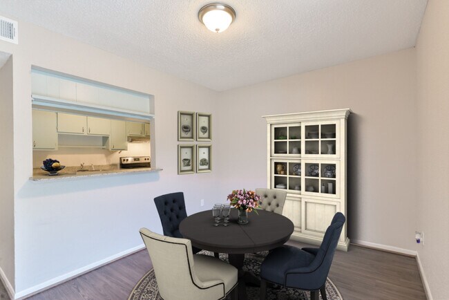 Building Photo - $999 Beautiful 3 Bed Room 1.5 Bath`Complet...