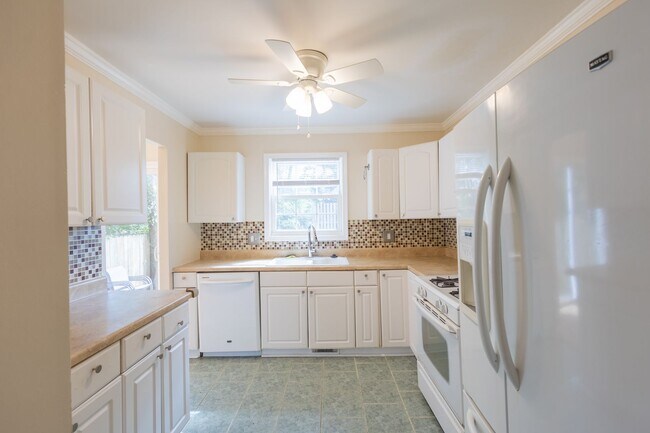 Building Photo - Beautiful 3 BR/2.5 BA Townhome in Millersv...