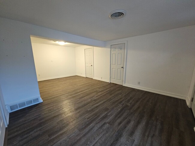 Building Photo - 3 Bedroom 1 Bathroom Home with attached ga...