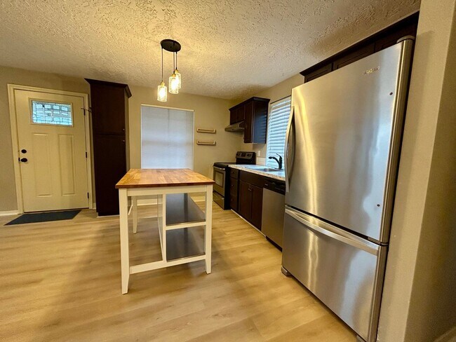 Building Photo - Welcome to your new home in the heart of Vancouver, WA!