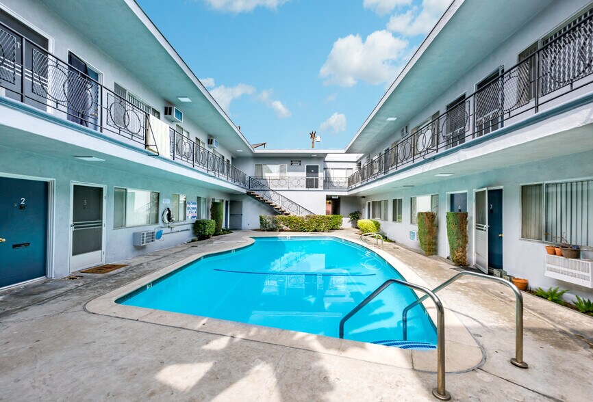 Building Photo - 323 E Chestnut St