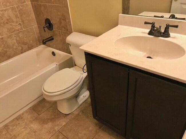 Building Photo - Now Leasing a Spacious 4 Bedroom 2 Bath Ho...