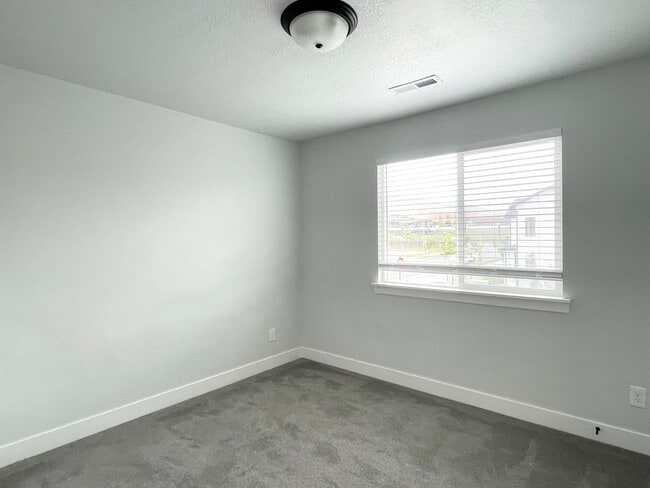 Building Photo - Awesome Corner Townhome at Mountain Ridge!