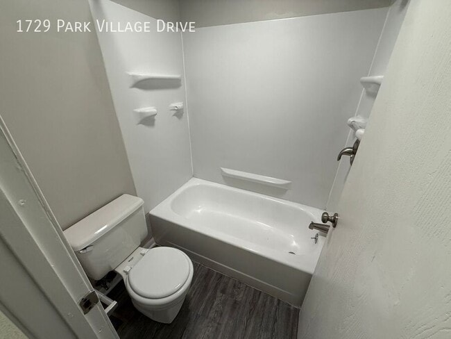 Building Photo - 1729 Park Village Dr