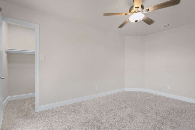Building Photo - Spacious 4-bedroom, 2.5-bath home with 2,3...