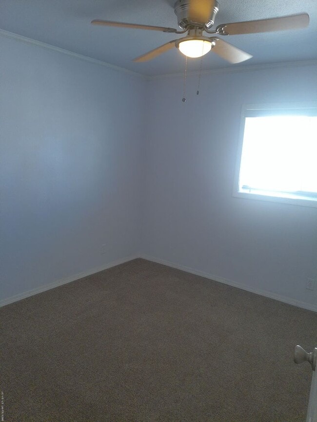 Building Photo - Pool Home 3 bedroom 2 bathroom Long term