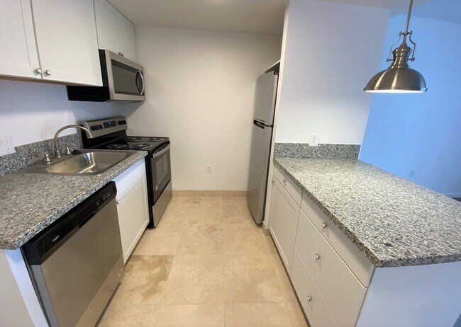 Building Photo - 300 Holcomb