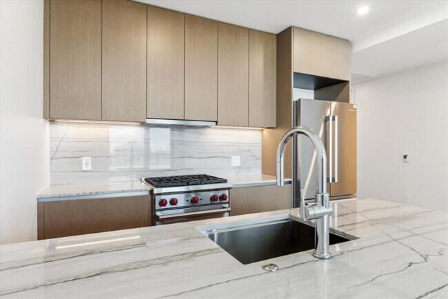 Primary Photo - 610 Davis St