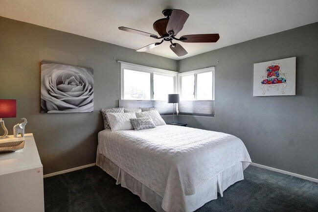 Building Photo - 2 Bed / 2 Bath Condo Uptown Santa Barbara - Hardwood floors + Private laundry!