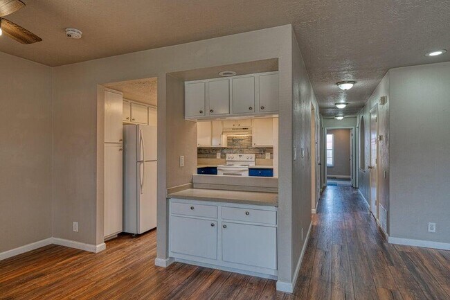 Building Photo - 811 Country Club Dr SE
