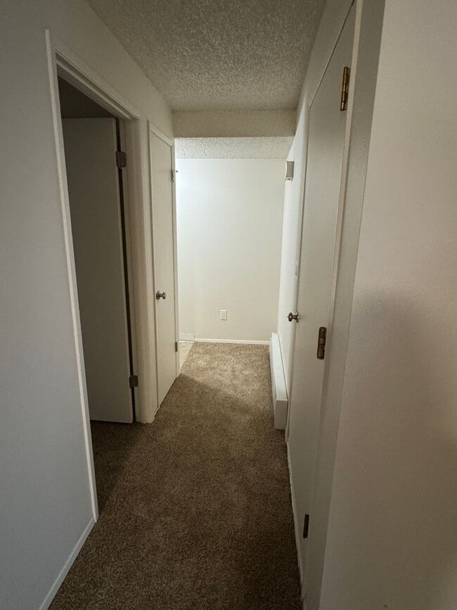 Building Photo - Spacious ground level 1br/1ba Apt with attached garage and washer/dryer in unit