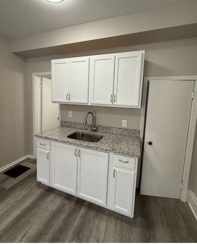 Building Photo - Must see studio apartment