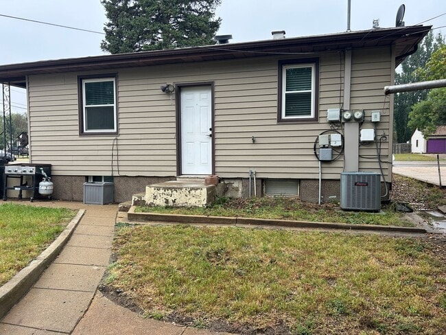 Building Photo - Lovely 2 bedroom Upstairs of a Duplex for Rent
