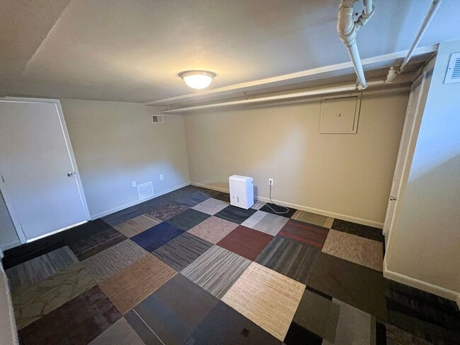 Building Photo - Charming 2 Bed 2 Bath Brick Townhome With A Fully Fenced Yard In Beautiful Foxcroft Heights