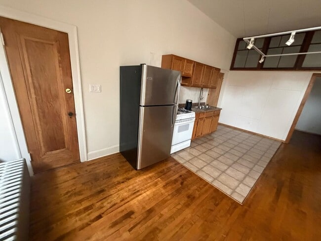 Building Photo - 1014 E Prairie Ave