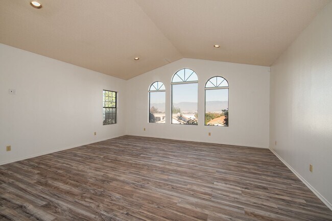 Building Photo - Spacious 4 Bedroom 3.5 Baths with Views!!
