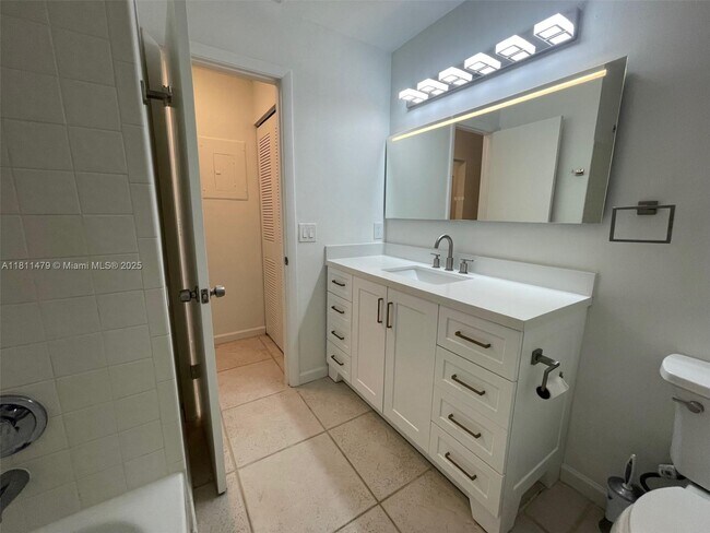 Building Photo - 449 Lakeview Dr