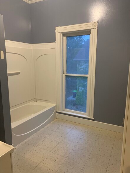 Building Photo - 816 N Sheridan St