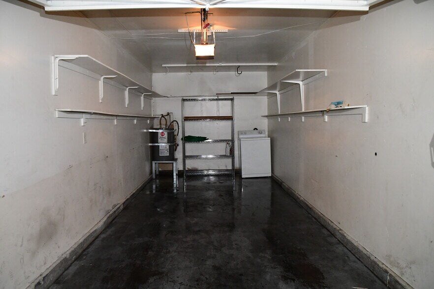 Garage - 925 Willow Tree Dr