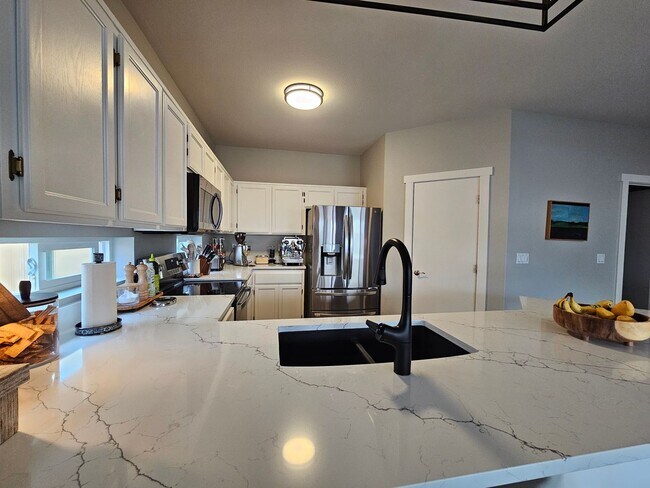 Building Photo - Beautiful, updated home in well-established Puyallup neighborhood!