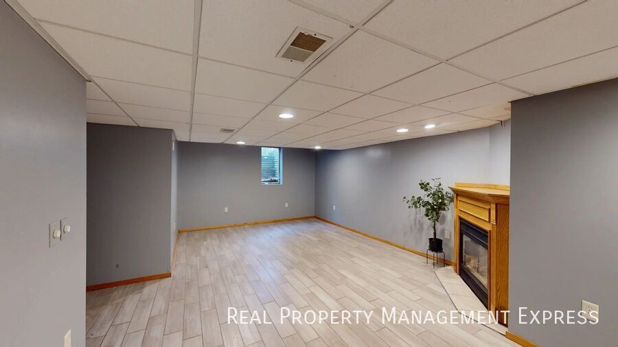 Building Photo - Beautiful 4 Bedroom 1.5 Bath Single Family Home in Central Sioux Falls