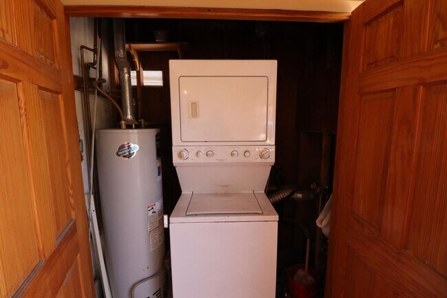 Building Photo - 3 Bedroom 2 Bathroom