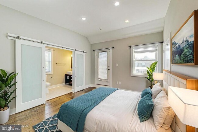 Building Photo - 1330 Staples St NE