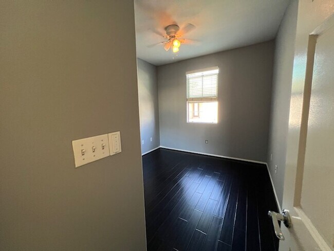 Building Photo - Beautiful 2 Bedroom, 2 1/2 Bathroom Porter Ranch Townhome! Ready for Move In!
