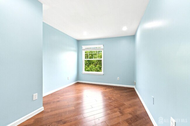 Building Photo - 350 Greenfield Rd