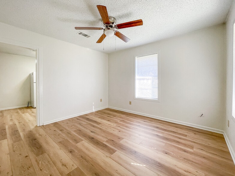 Building Photo - 715 N Bunker Dr