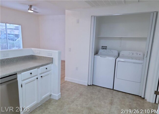 Building Photo - Inviting First-Floor Corner Condo with Modern Finishes & Poolside Location!