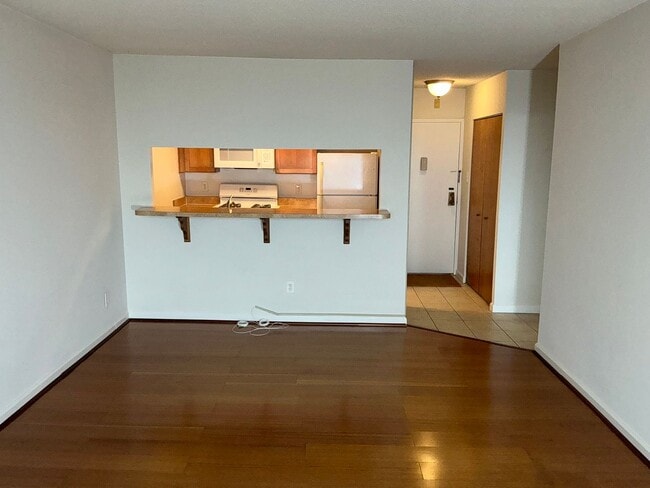 Building Photo - Renovated 1 BR, 1 BA, kitchen w/new appliances,