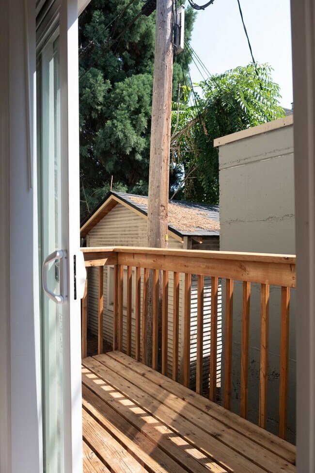 Building Photo - Charming 1 Bedroom Flat in Irvington!