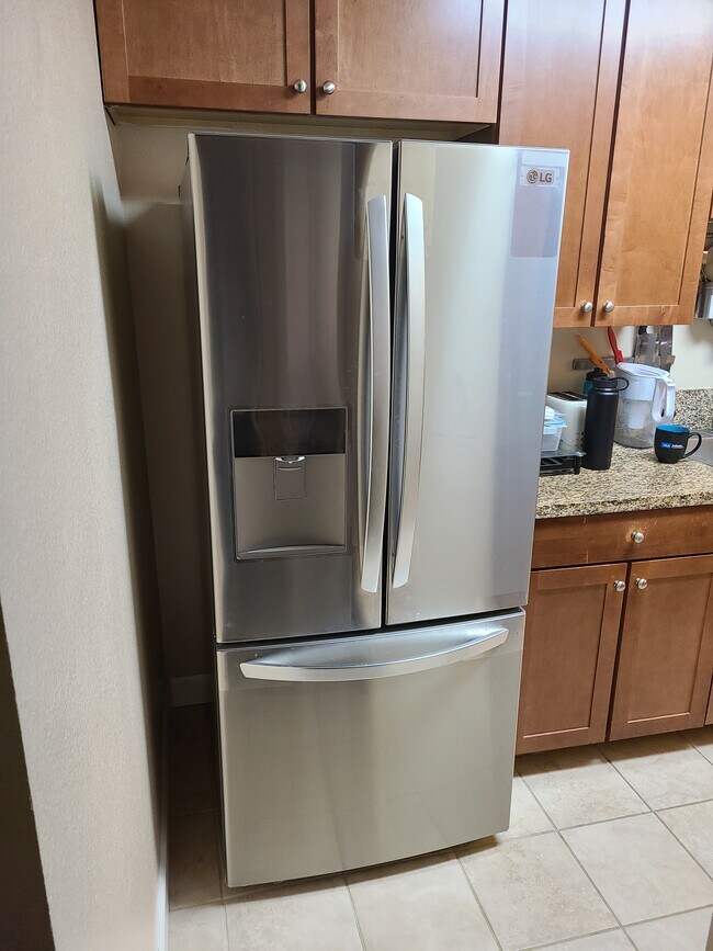 newly upgraded fridge - 9939 Azuaga St