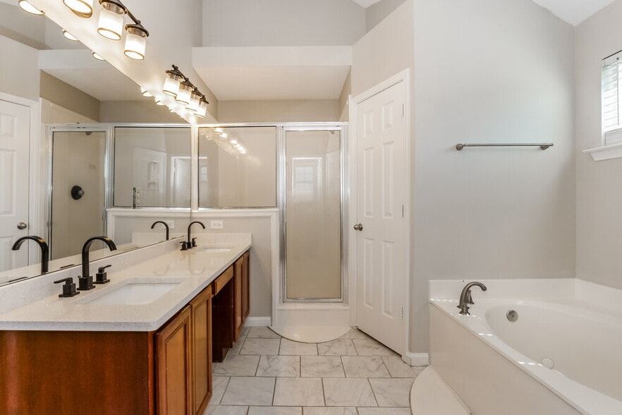 Building Photo - 1083 Red Fern Cir E