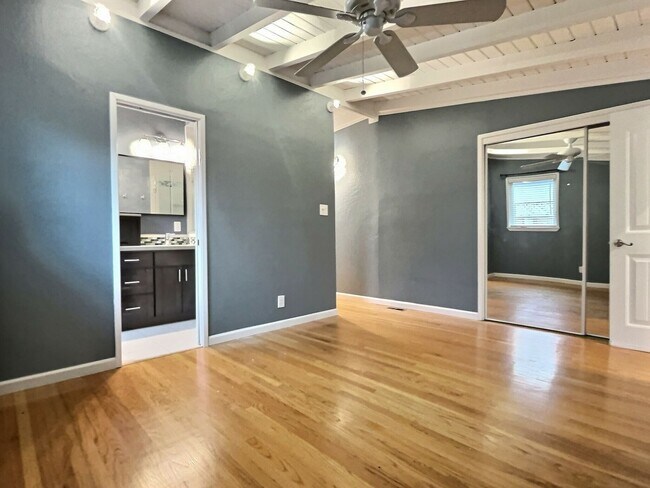 Building Photo - 5 BD / 4 BA - Stunning Mountain View Home ...