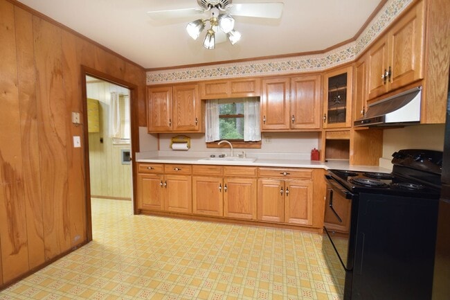 Building Photo - Charming 3 Bedroom, 2 Bath Home with Fence...